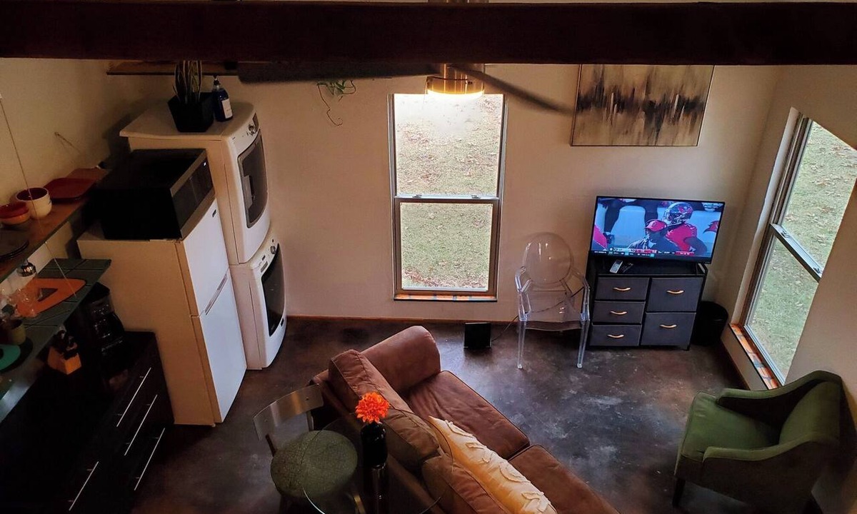 Noble Apartment | Cozy, quiet studio with AC, heat, laundry and WiFi in lovely Noble