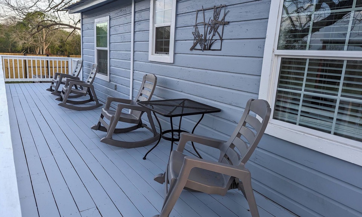 Rosenberg House | Cozy Stilt Cottage “Charming Stilt Cottage by Park, Walk to The Brazos River!”