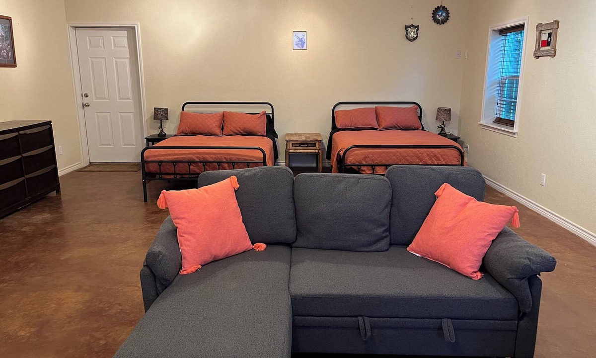 Shelbyville Apartment | Cozy studio in charming Shelbyville with WiFi, AC,.9 mile from Huxley Bay Marina