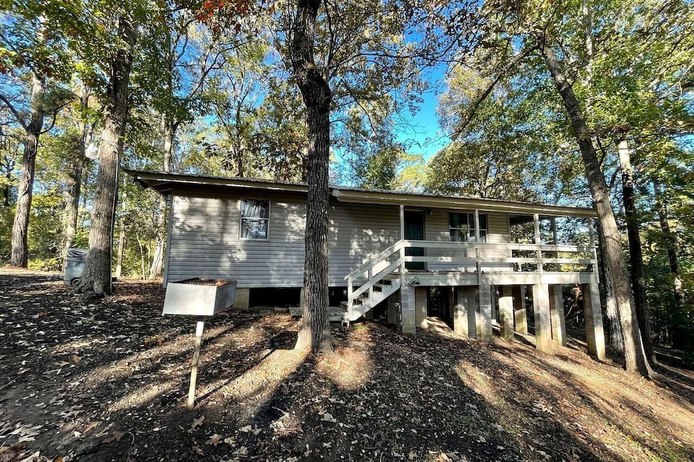 Zwolle Cabin | Cozy Waterfront Cabin with Private Pond Views and Outdoor Deck Near Zwolle, Louisiana