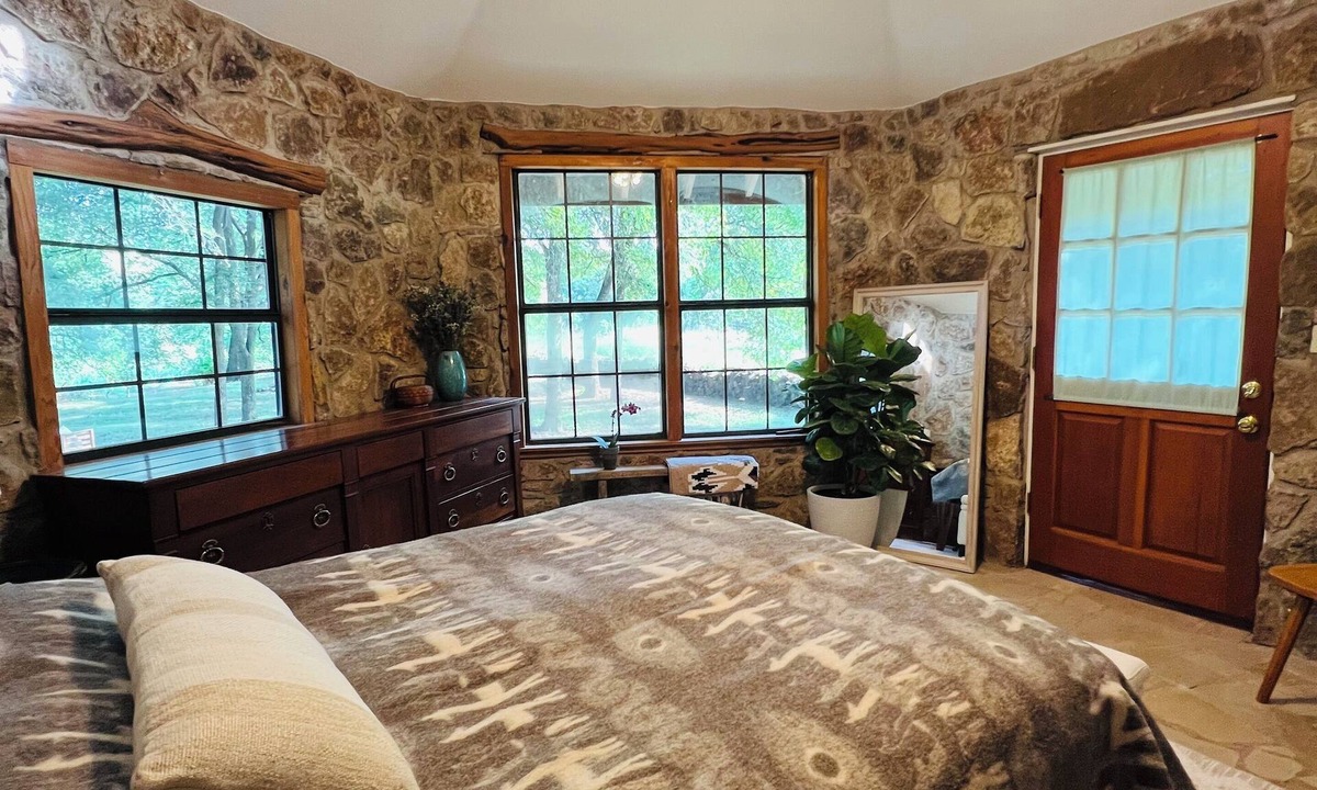 East MLK Cottage | Creekside Cottage in the City, 1 BR, addt’l sleeper sofa, AC & all amenities