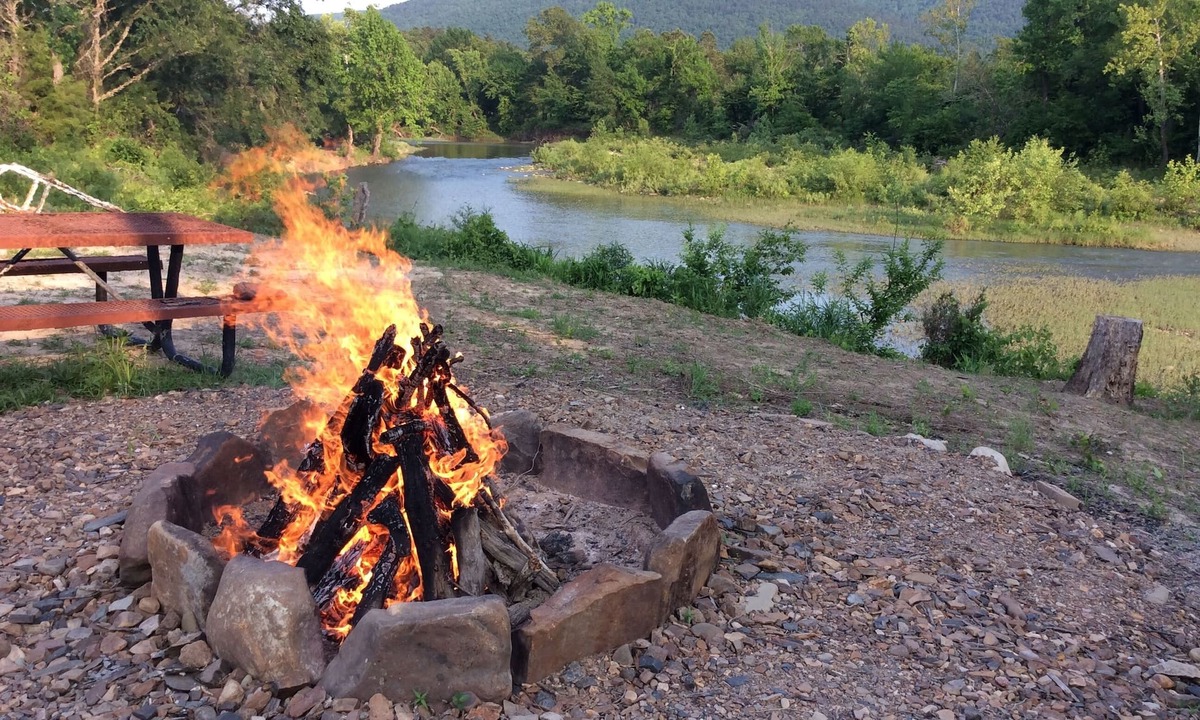 Nashoba Cabin | Cute Cottage River Front! Hot Tub , Four Twin Beds Friend Retreat!