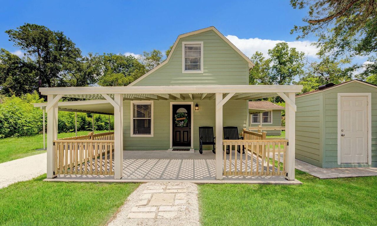 College Park House | Cute & Cozy! 5 Min from Woodlands Med Center 10 min from Woodlands Pavilion