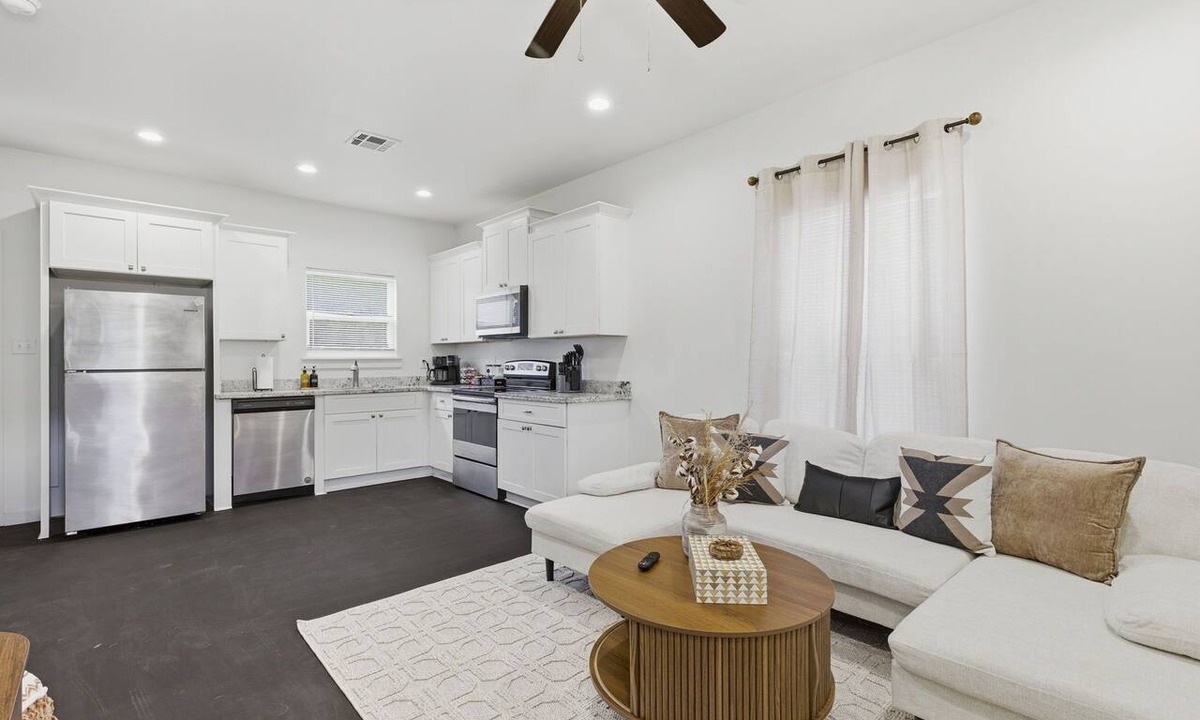 Sulphur House | Cute & Cozy II 2 Bed/2 Bath Duplex with cool A/C , close to plants & casinos