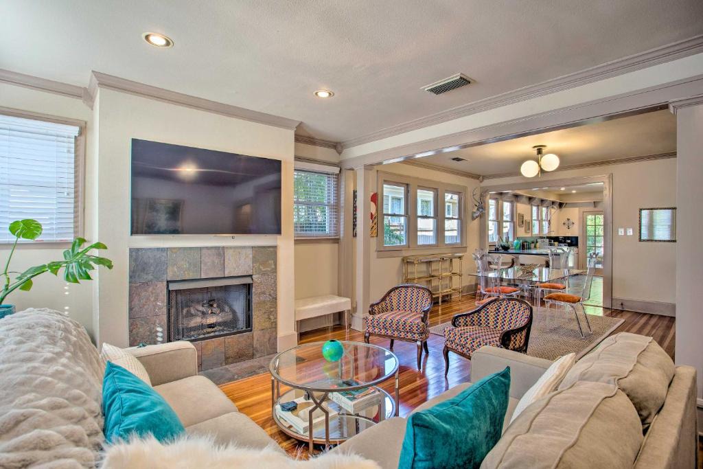 Lower Greenville House | Dallas Couples Retreat: Walk to Lower Greenville!