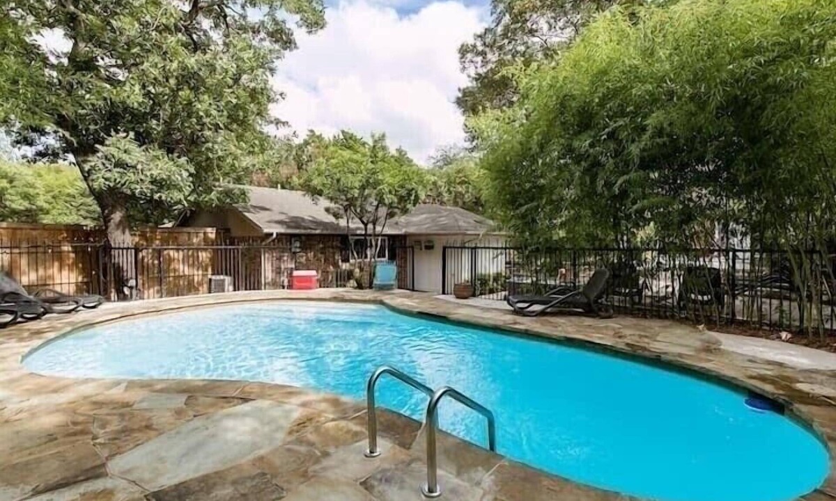 Duncanville House | 🔷 Dallas Tropical POOL Paradise! Hot Tub, Fire Pit, Grills! Great beds! So nice!