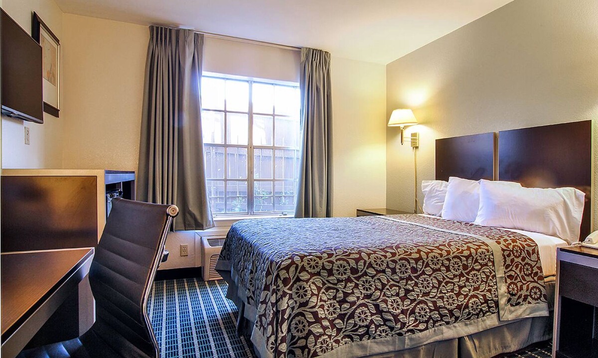 Dallas Design District Hotel | Days Inn by Wyndham Market Center Dallas Love Field