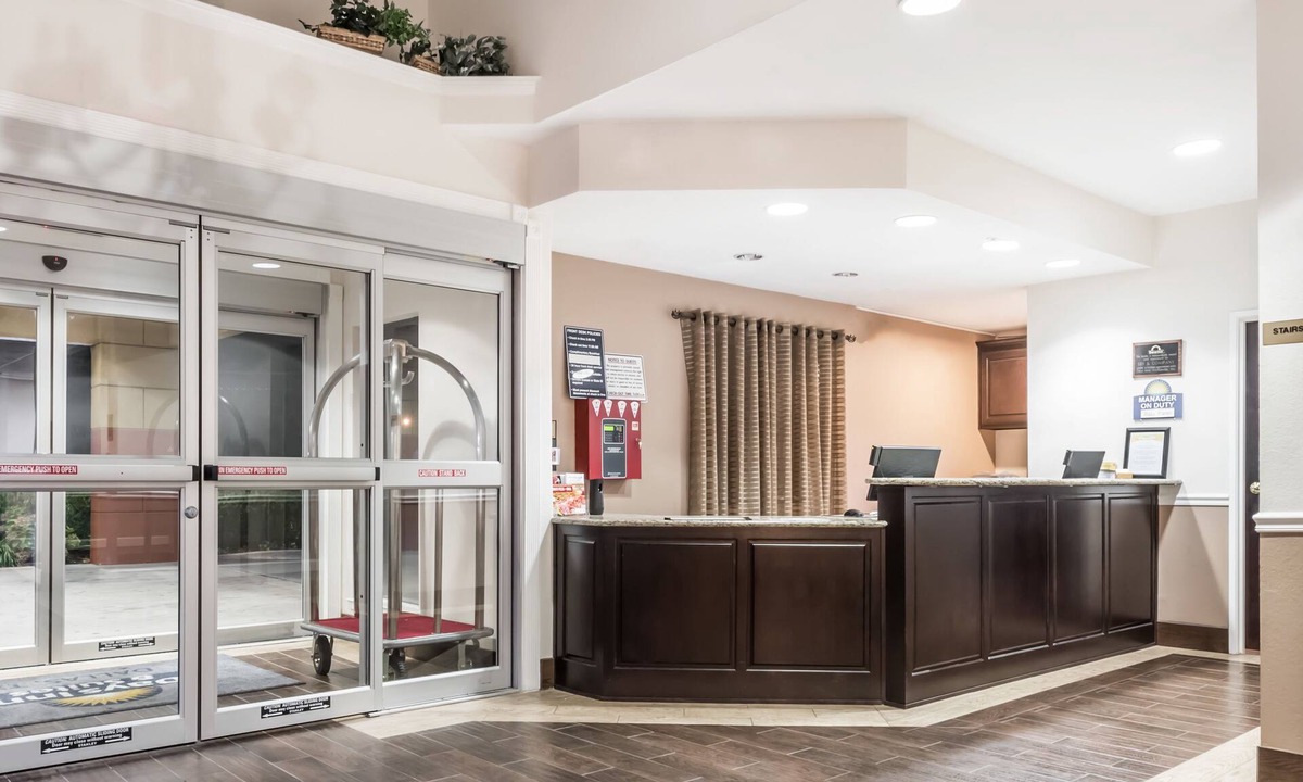 Northwest Dallas Hotel | Days Inn & Suites by Wyndham Dallas