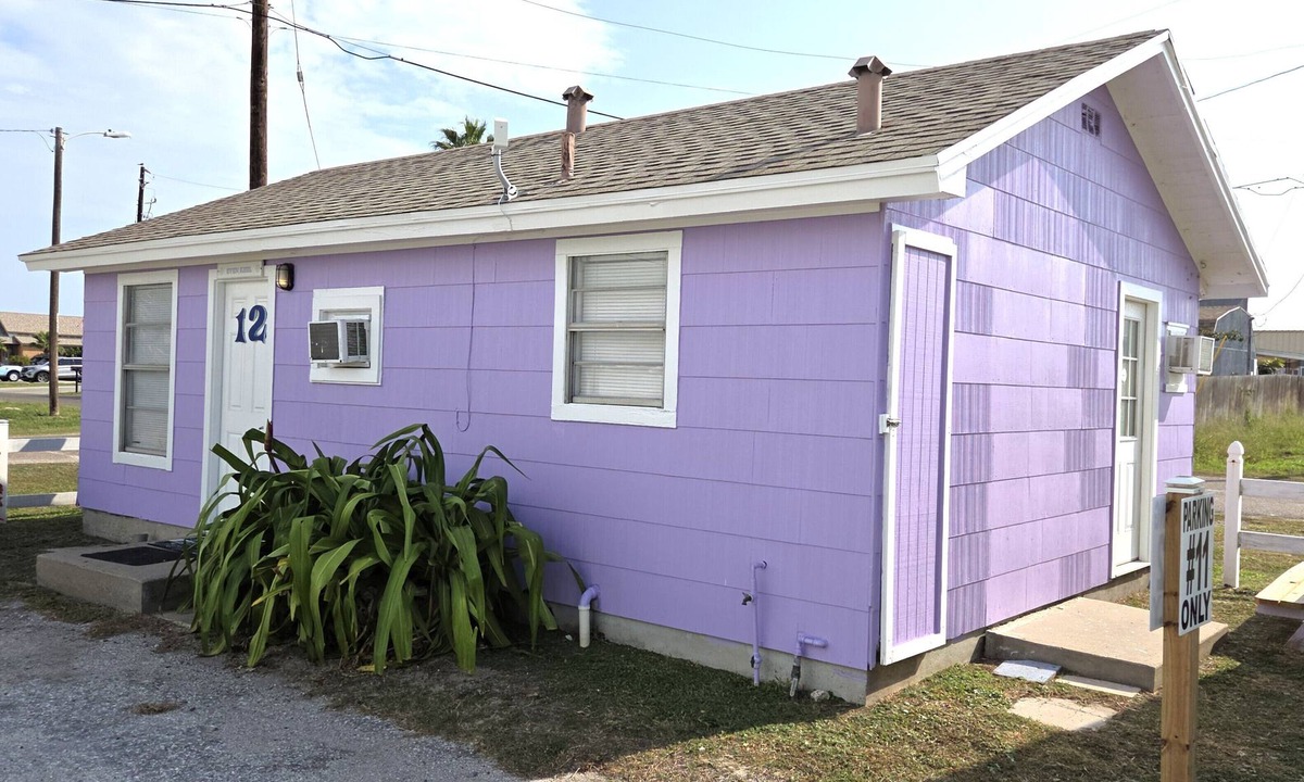 Old Town Cottage | DB 12-Even Keel, 2 BR, 1 Bath Cottage with Kitchenette, Walk to Beach, Dogs OK!