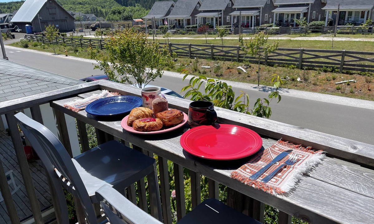 Seabrook House | Deck View + Sunset, Steps to Town & Parks, Games