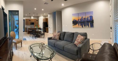Austin Villa | Decked Out Near DKR-Heart of ATX