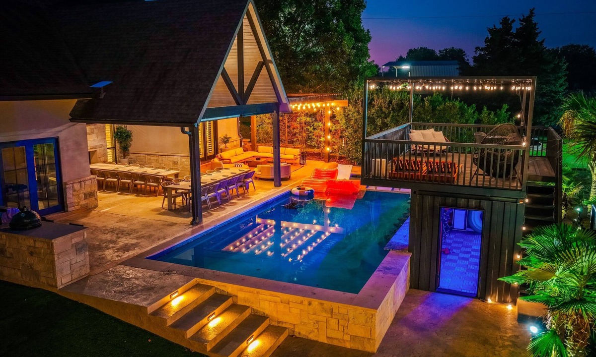 Princeton House | DFW Penrose House Swim-Up Bar Estate Sleep 28 | Weddings | Hot Tub | Mini Golf