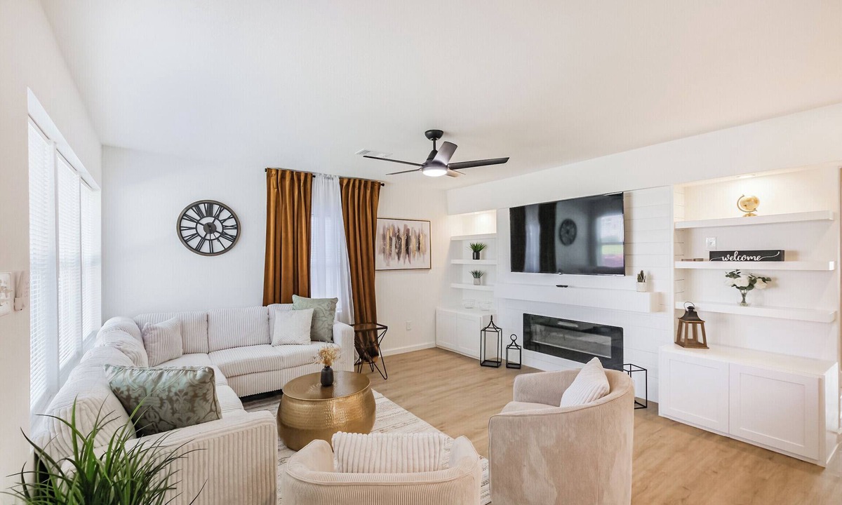 Garden Oaks House | Discover the perfect short or mid-term stay at Libbey, a spacious Oak Forest house that sleeps 13, near Downtown and The Heights. Fully equipped for an exceptional stay, family-friendly, and includes a 1-car garage for easy parking. Book confidently