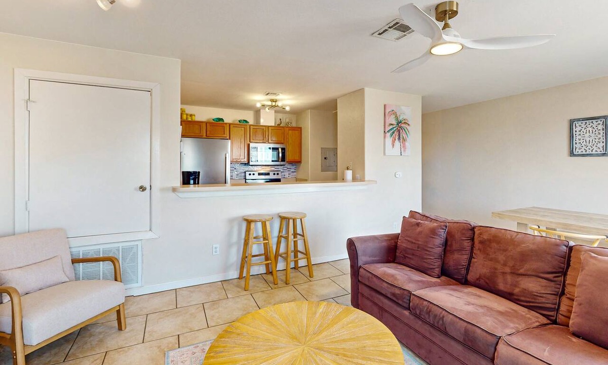 Corpus Christi Condo | Dog-friendly Condo with Pool & Free WiFi - Walk to the Beach