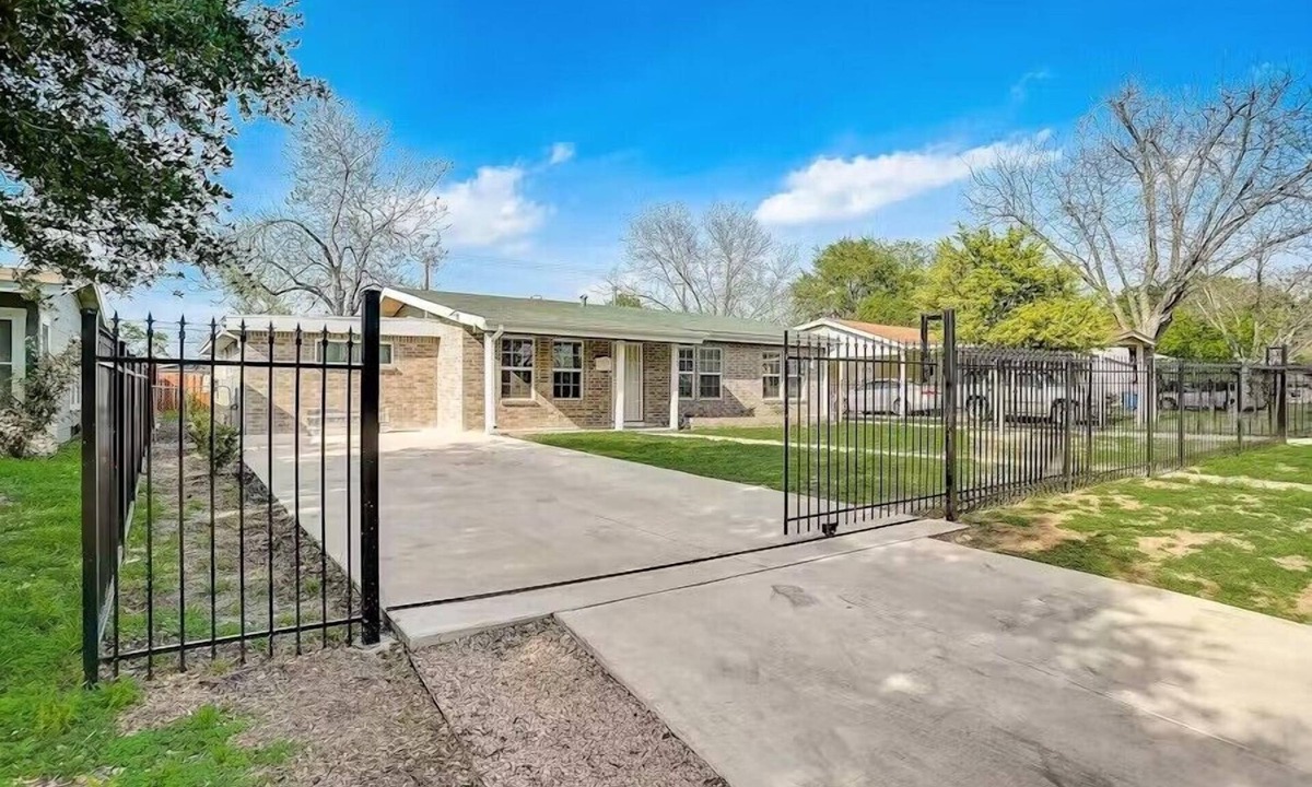 San Antonio House | dog-friendly home with fenced yard, grill, sunroom