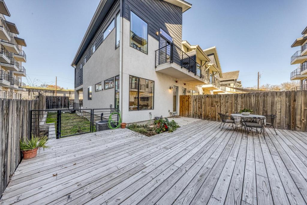 Highland Apartment | Dog-friendly, two story condo with deck and outdoor dining area near downtown
