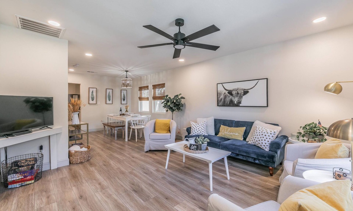 Arlington Heights House | Dogs Welcome+Extended Stay+Charming Home Near Dickies+KING Bed+Fully Furnished