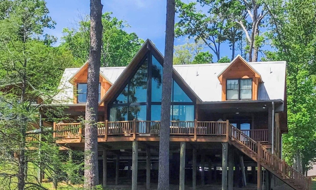 Negreet House | Double Sun Decks & Dock, and Prime Fishing. Elevate your experience at the Todedo Bend Anglers ReLeaf Lodge & Cabin