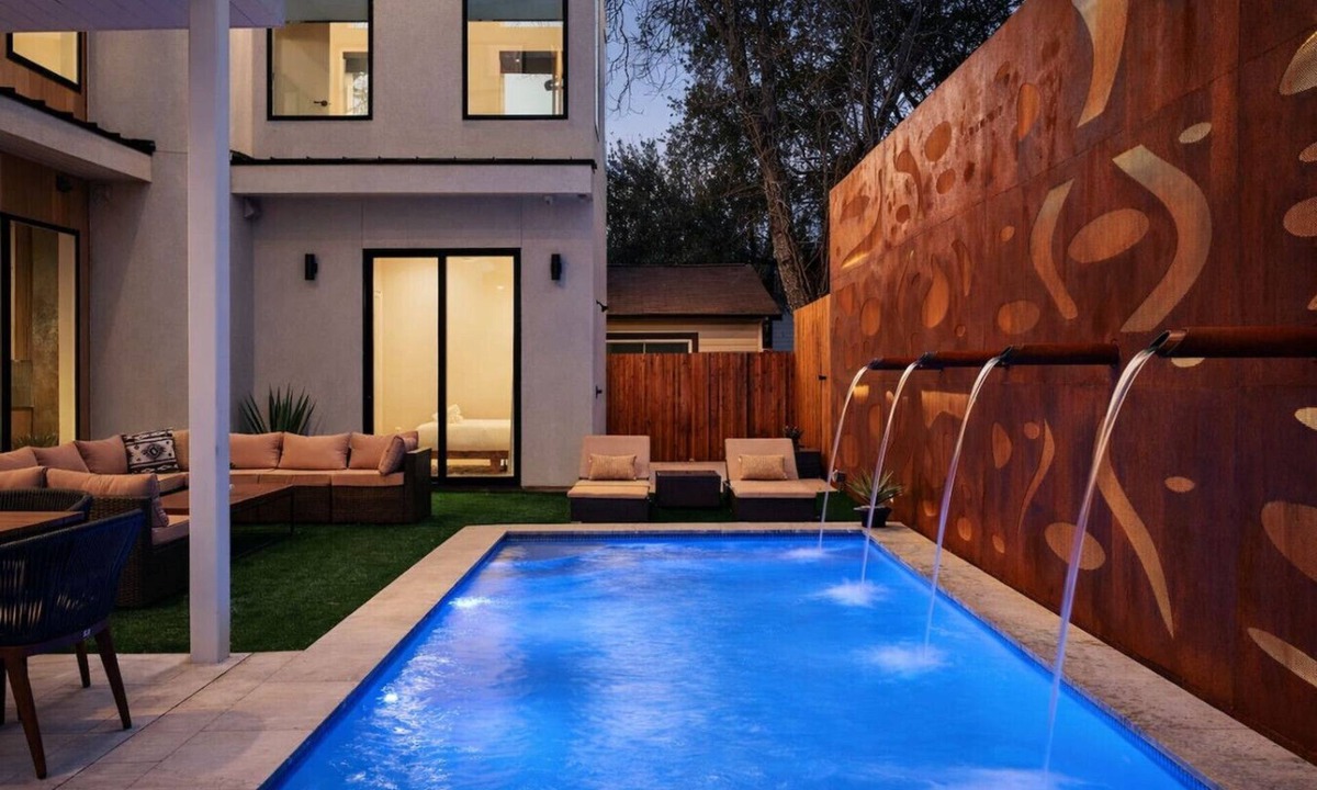 East Cesar Chavez House | Downtown Austin Luxury Oasis - Private Pool and Hot Tub with 9 Bedrooms 6 Bath