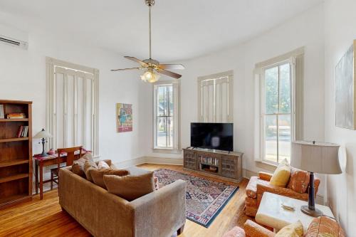 Southtown House | Downtown duplex with patio, enclosed backyard, washer/dryer, streaming, AC, WiFi