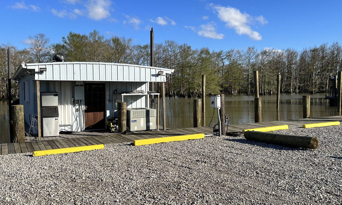 Venice Boat Rental | Drive up & park 6 ft from this clean, equipped houseboat in Cypress Cove Marina