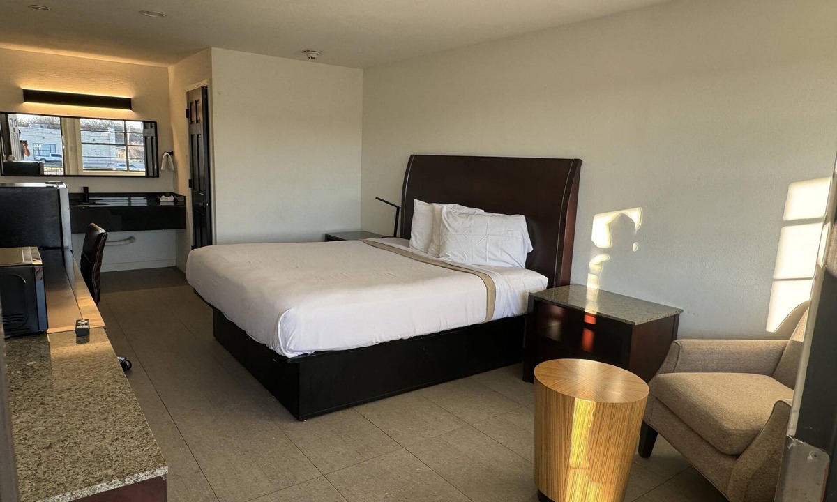 Gun Barrel City Hotel | Eagle Inn
