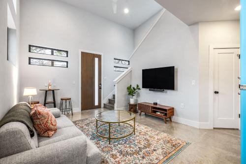 Govalle Apartment | East ATX Casita - Workspace and Near ACC Campus