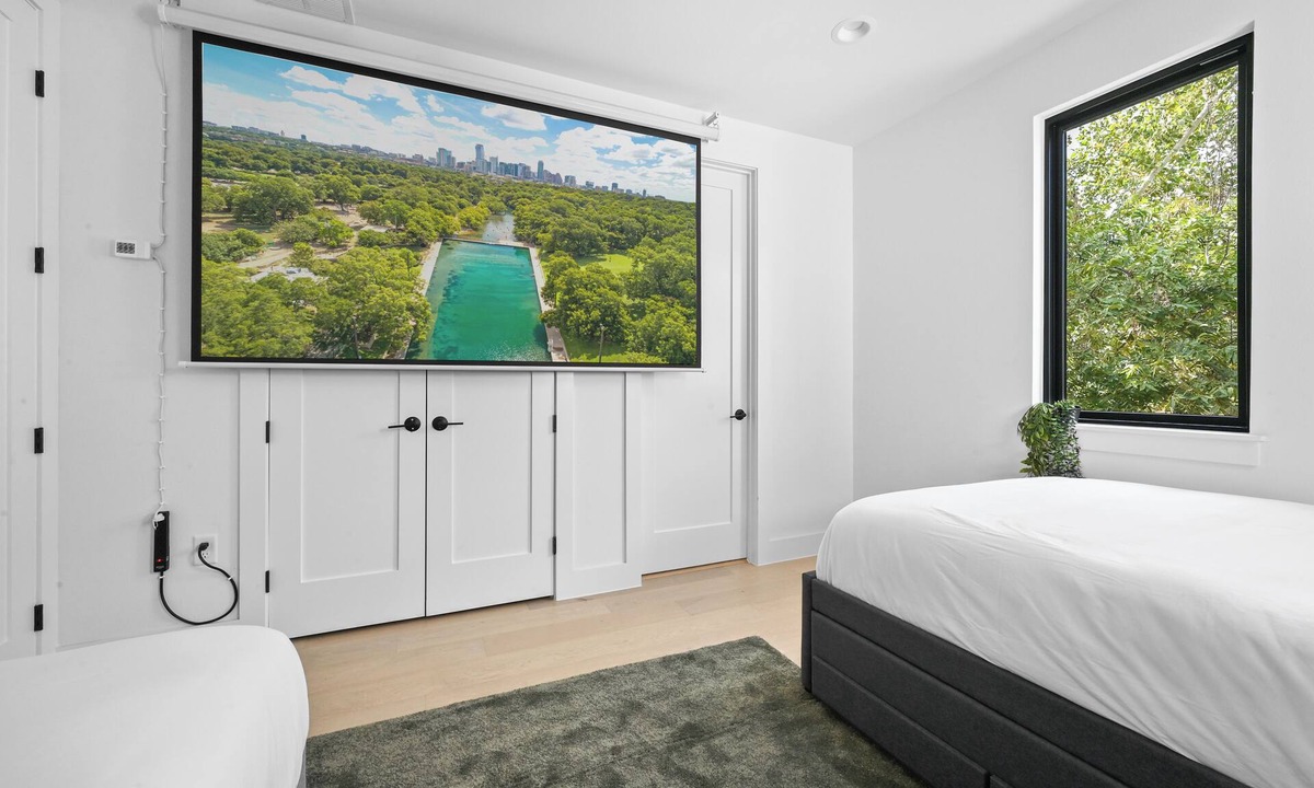 East MLK House | East ATX Dell Children’s Hospital 5 mi to DWTN Free Parking for 2 vehicles