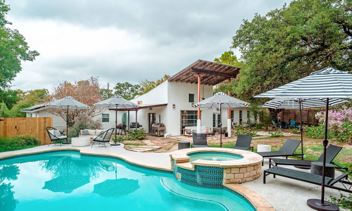 Dawson House | Eclectic 4-bdrm house centrally located to F1 & Downtown w Heated Pool, Hot tub