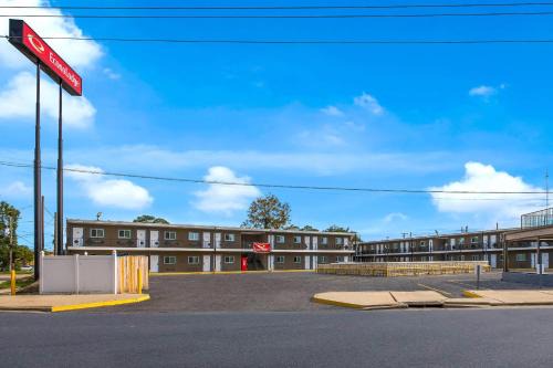 Gretna Cabin | Econo Lodge Gretna - New Orleans