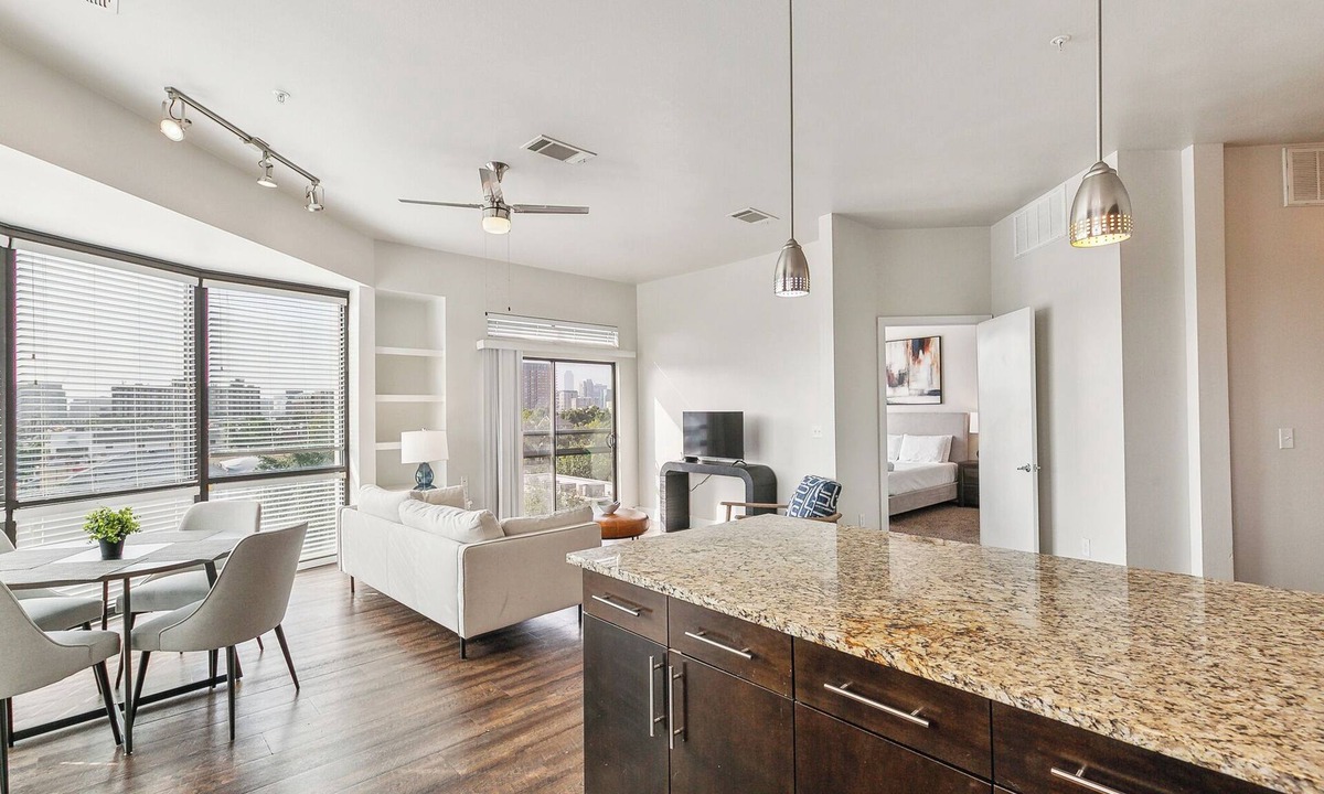 Oak Lawn Apartment | Elegant 2Br apartment I Pool I Gym I Parking