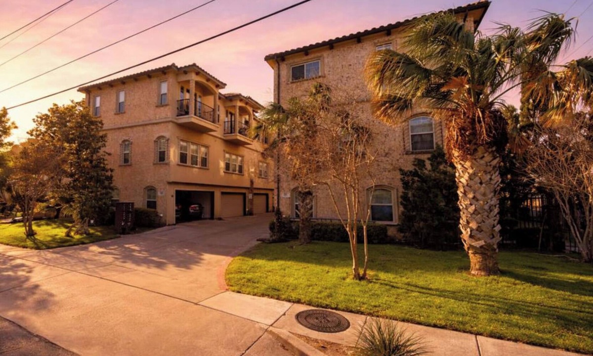 Lower Greenville Apartment | Elegant 2BR Townhome Walking of Lower Greenville