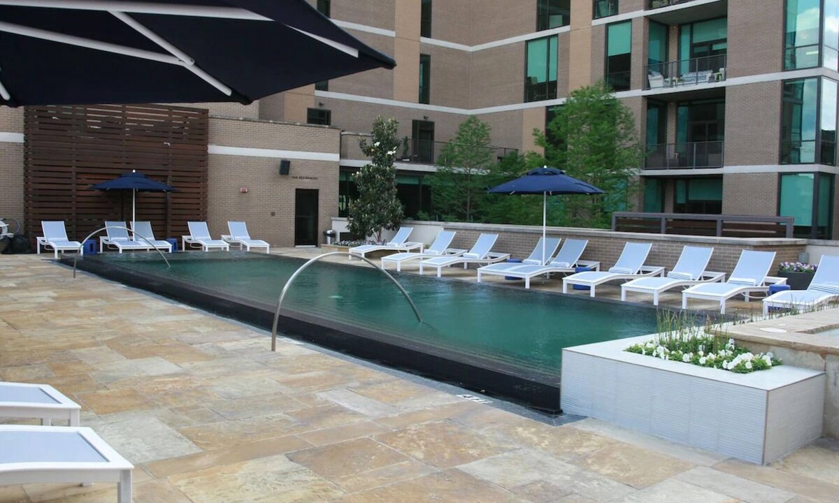 Glencoe Hotel | Elegant Stay in 3 Family-Friendly Rooms w/Outdoor Pool Near Moody Coliseum