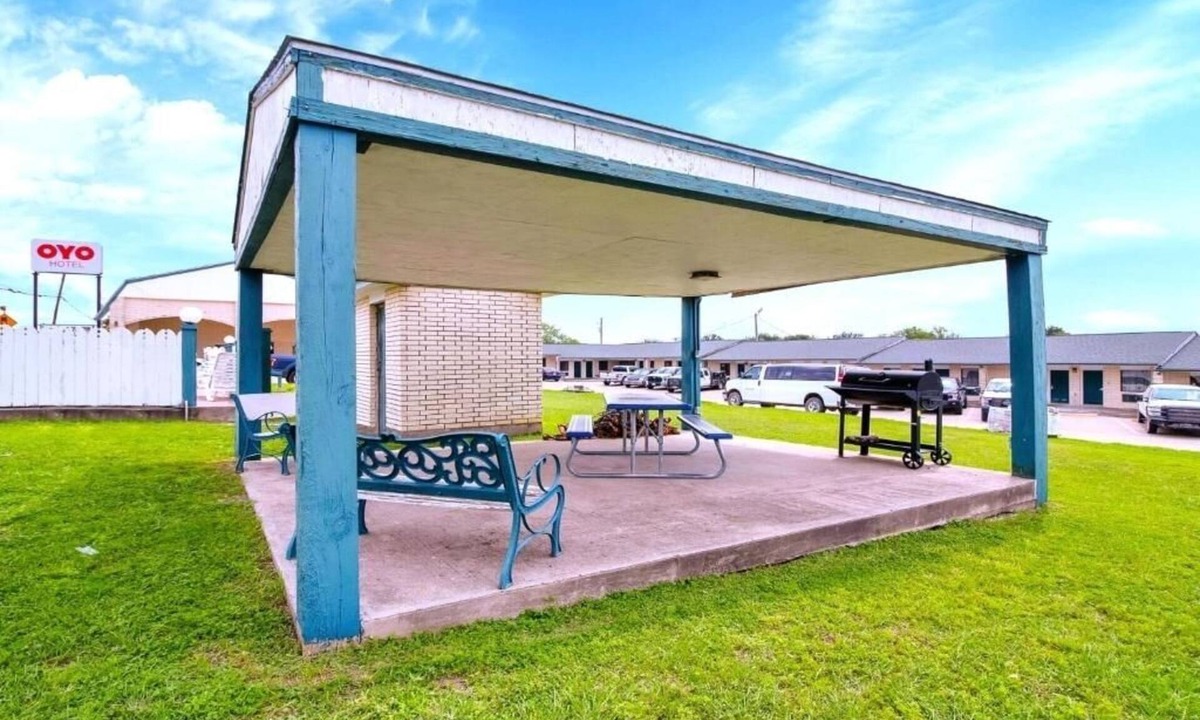 Oakville Hotel | Elegant Unit Near Agave Jalisco – Parking, Pool & Pet Friendly Accommodations