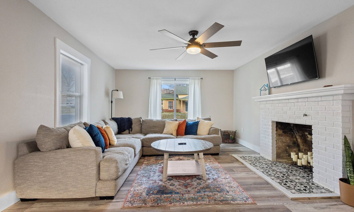Siloam Springs House | Elle House 4 Bedroom House in Historic Downtown Siloam Springs