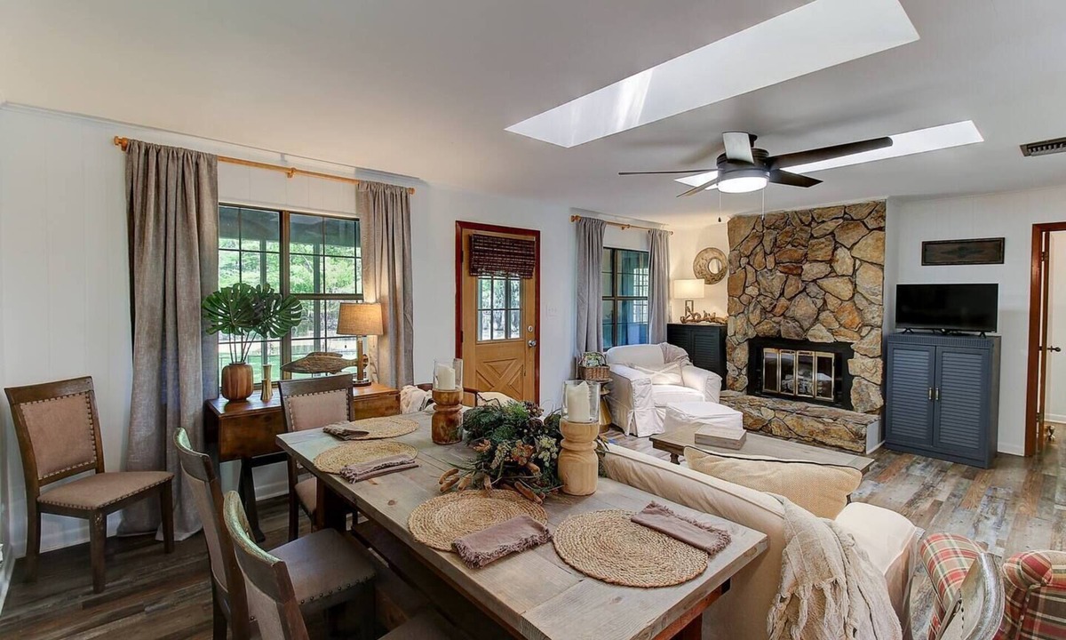 Shreveport Cabin | Emerald Point - Lakefront cabin with fireplace, firepit, Kayaks & Canoes!