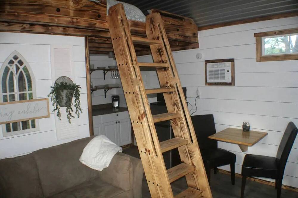 Rosston Cabin | Enchanting Pecan Treehouse with Creek Views near Forestburg, Texas