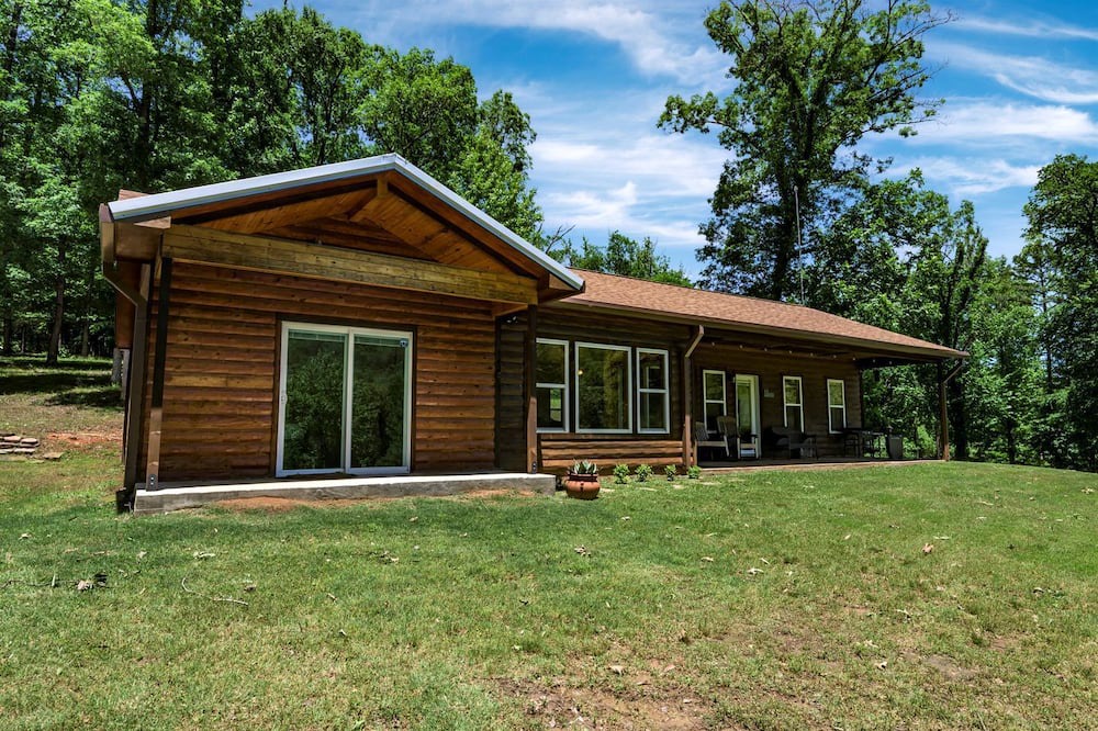 Pickens Cabin | Enchanting Riverside Cabin Retreat with Mountain Views near Sardis Lake Oklahoma