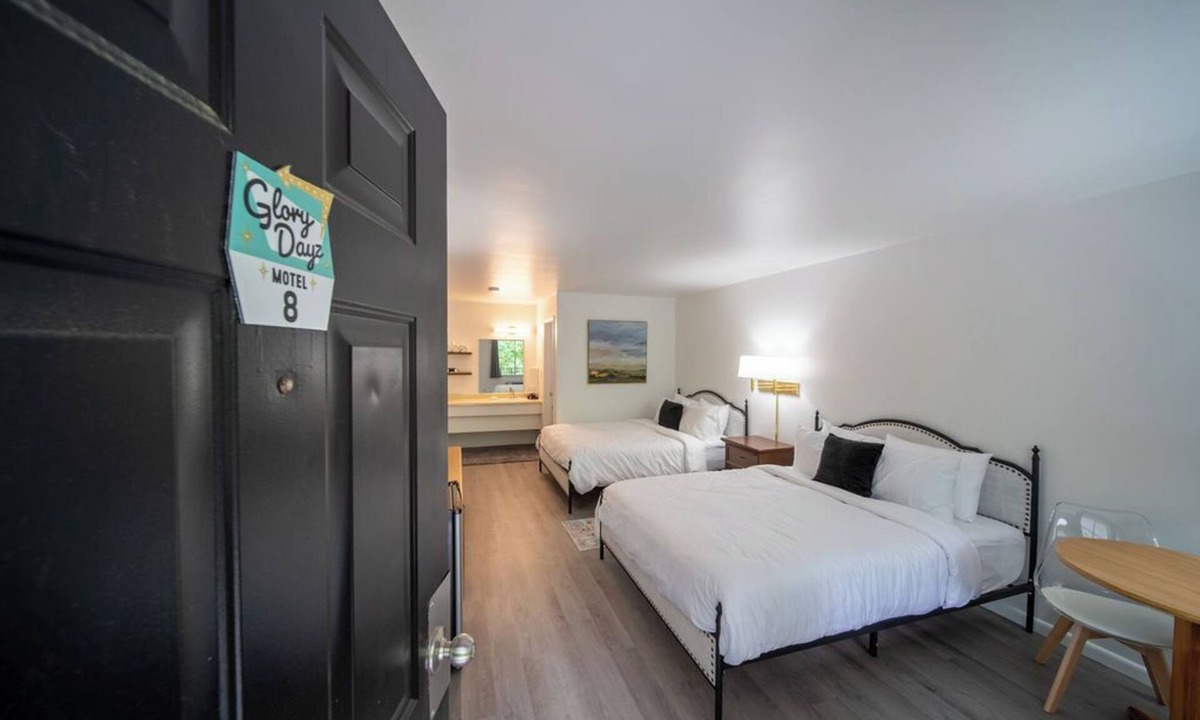Eureka Springs Historic District Resort | Enjoy the charm of Queen Suite Number 8 at GloryDayz!