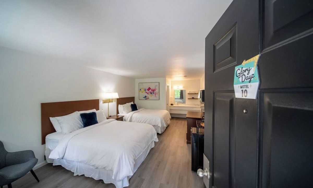 Eureka Springs Historic District Resort | Enjoy the charm of Queen Suite Number 10 at GloryDayz!