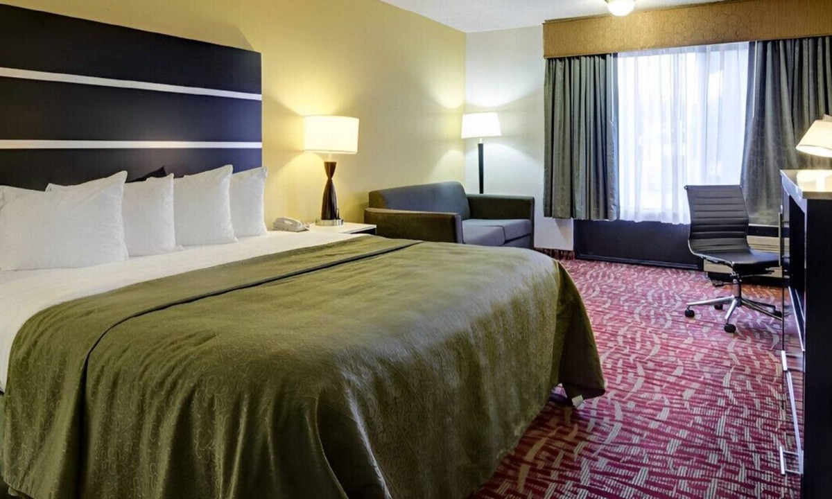 Fort Smith House | Enjoy the Modern & Elegant Designed King Room!