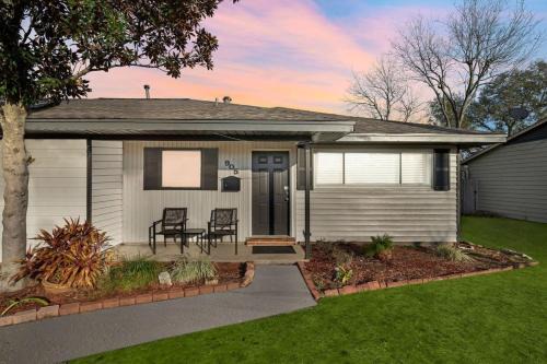 Deer Park House | Entire 3 bedroom 1 and half bath home in Deer Park high speed wifi