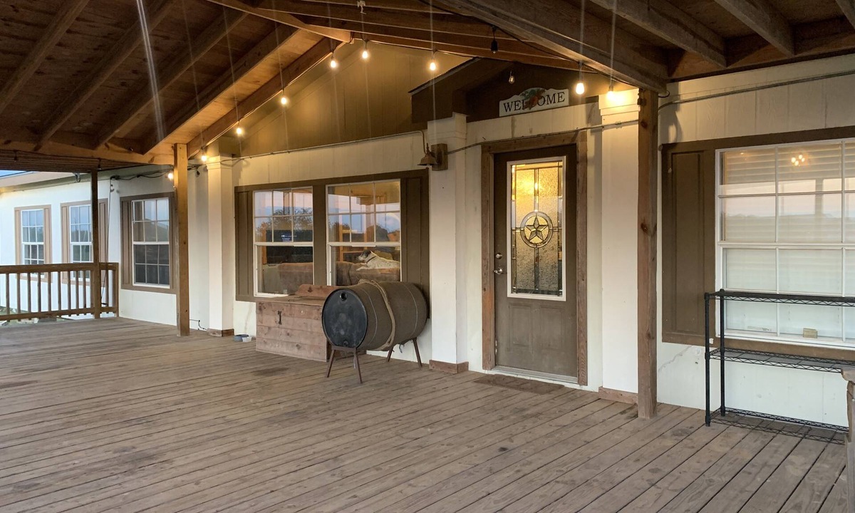 Thomaston House | Entire House - Relax and Ride at Grace Ranch