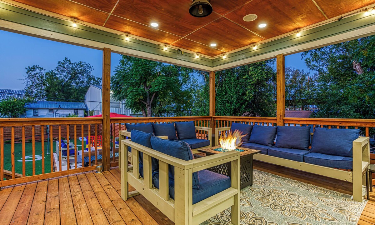 Midtown House | EPIC Backyard-Hot Tub-Near DWTN -Games-Sleeps 16 - New Listing!