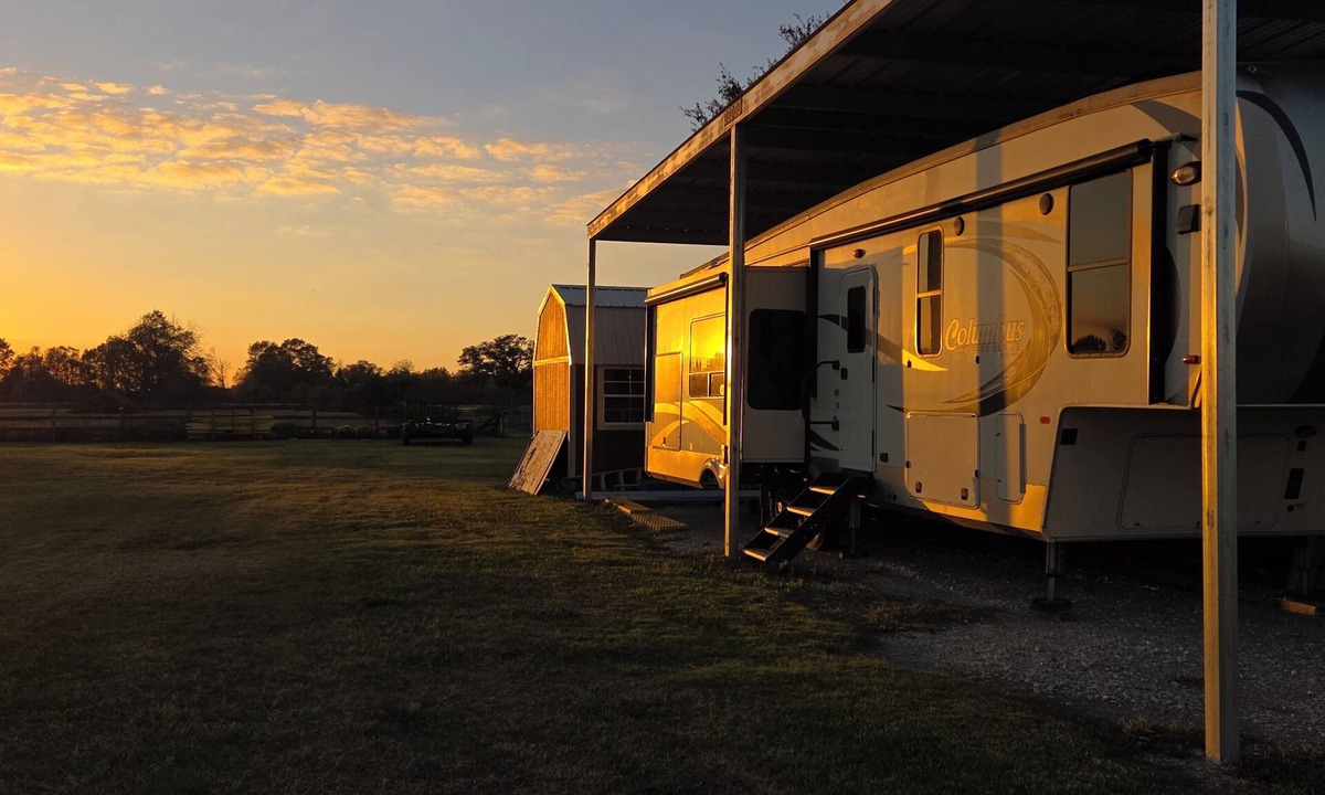 Milton House | Escape to a luxury 1BR/1BA 5th wheel. Full indoor/outdoor kitchen, & LOTS more!