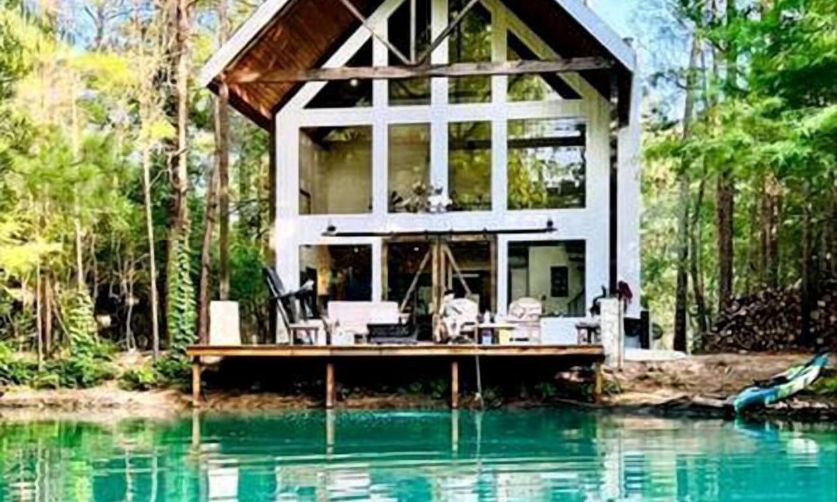 Waller Cabin | Escape to Elegance: Waterfront Cabin in a Texas Forest – Ideal Glamping Getaway