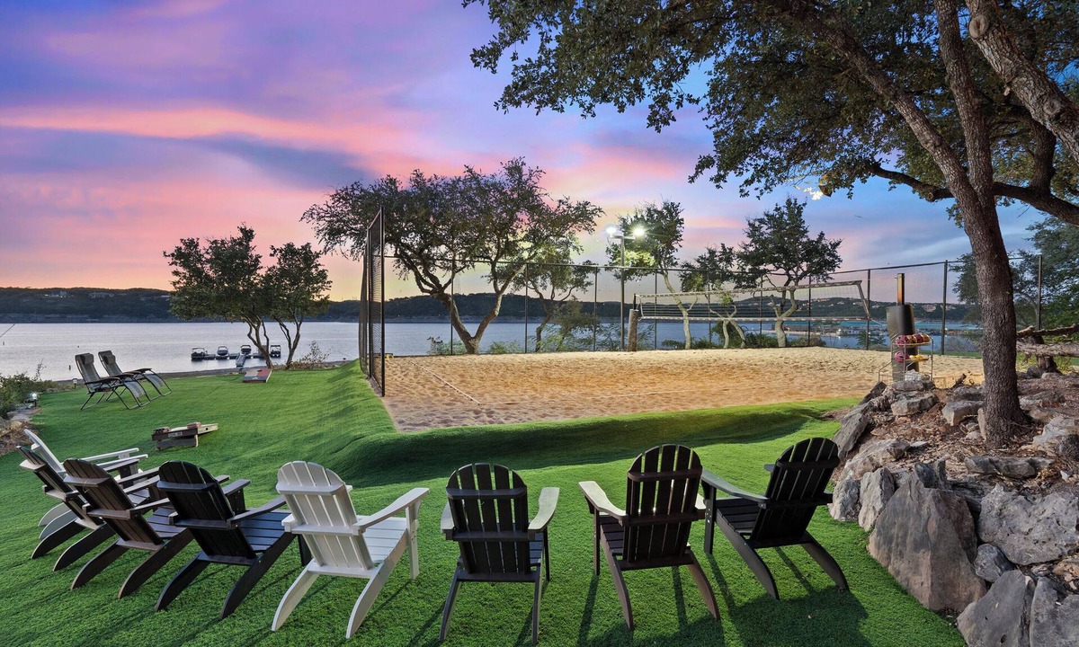 Eagle Ridge House | Escape to Reames Dream BnB: Lakefront bliss with sand volleyball awaits!
