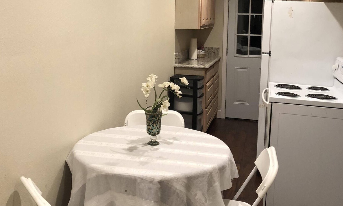North Dallas House | Ester's guest houseExcelente neighborhoodNear the Galleria Mall