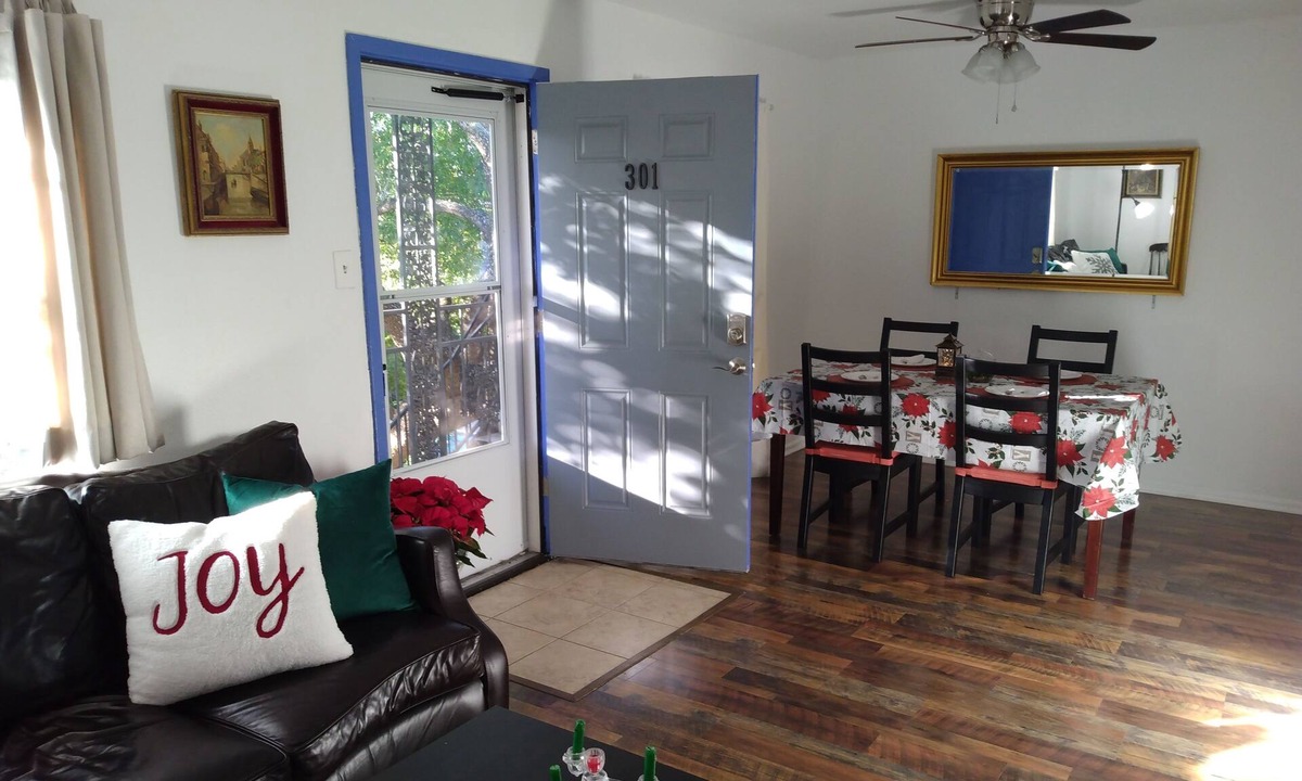 Oak Park - Northwood Condo | European-themed condo convenient to airport, shopping, and eats. Just say oui!