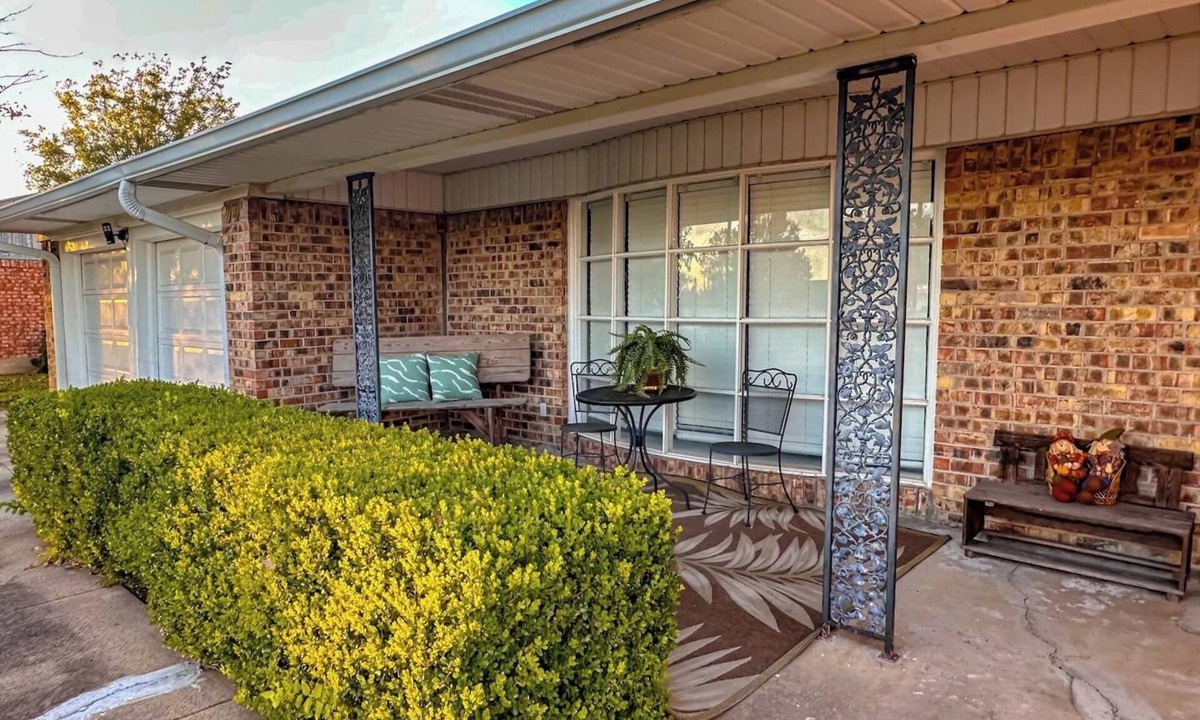 Gainesville House | Experience farmhouse charm in this spacious 4-bedroom ranch retreat in Gainesville. Just minutes from downtown, the Frank Buck Zoo, and local parks, this cozy getaway sleeps up to 10 guests. Enjoy a bright open layout, comfortable country-style livin